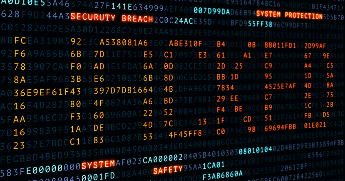 Palabra “Hacked” en la pantalla de códigos binarios simbolizando la pérdida de información.