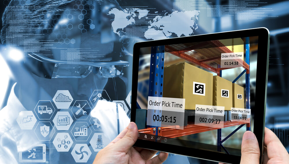 Alt text Tablet utilizando Iot con aplicación AR para comprobar el tiempo de selección en un almacén de fábrica inteligente.