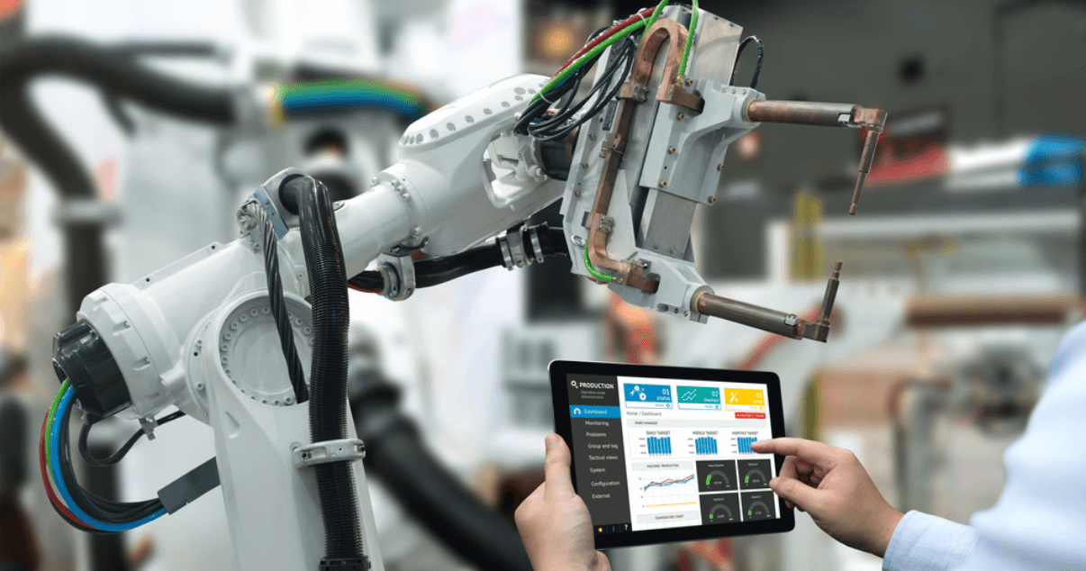 Ingeniero con tableta operando tecnología de máquina de robots de automatización