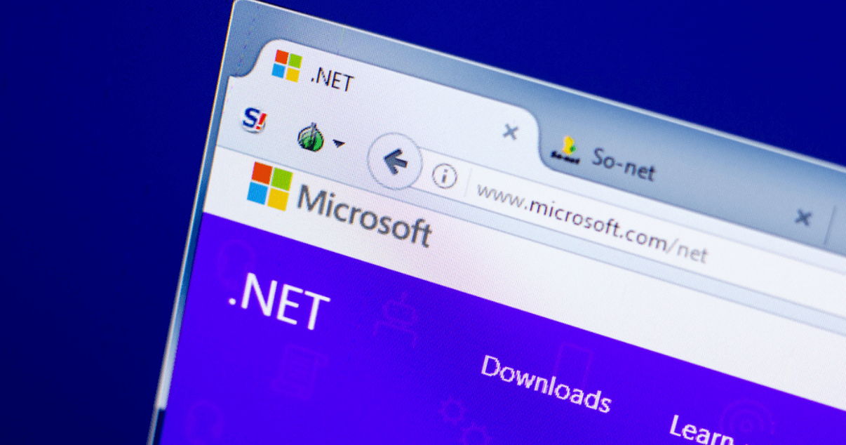 Primer plano de la página de inicio de Microsoft .NET abierta en una laptop.
