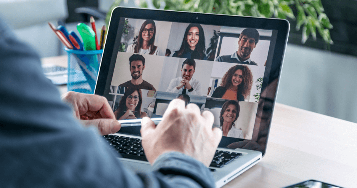 Equipo de Outsourcing TI teniendo videoconferencia de trabajo