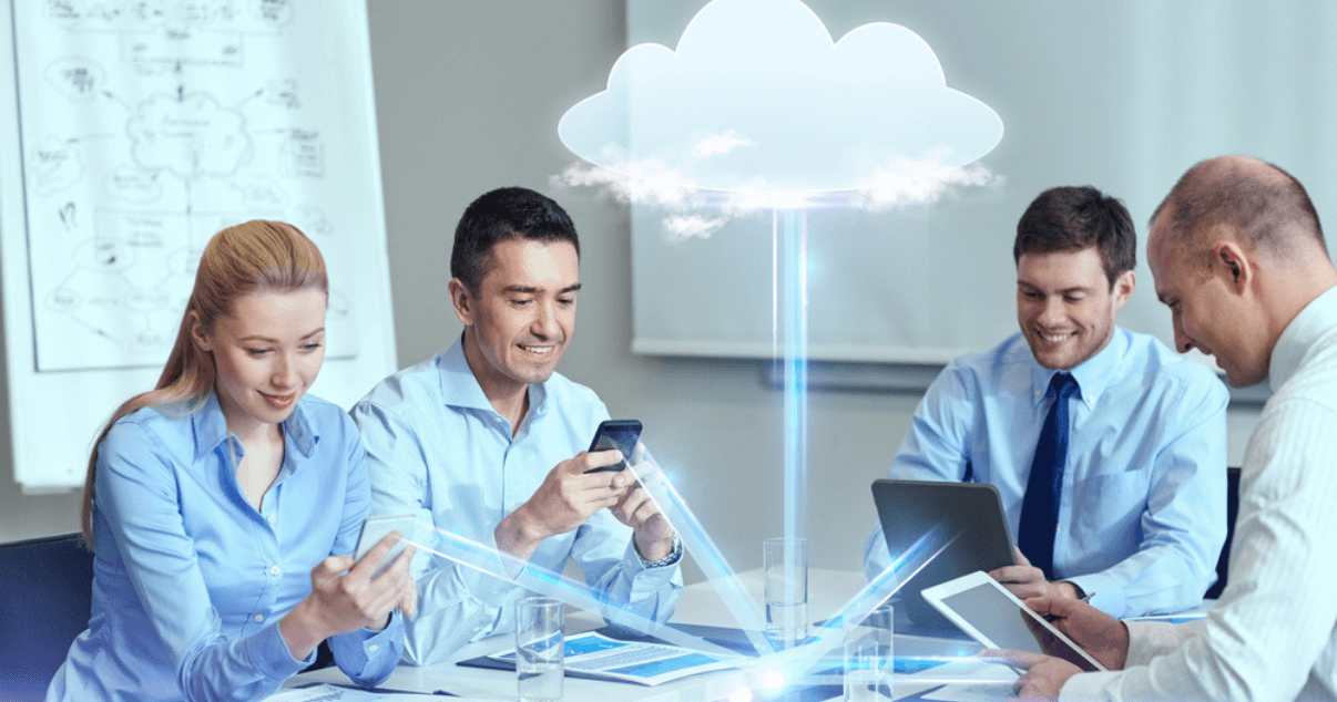 Equipo de trabajo con smartphones, tablet y computadoras trabajando con los servicios de la nube