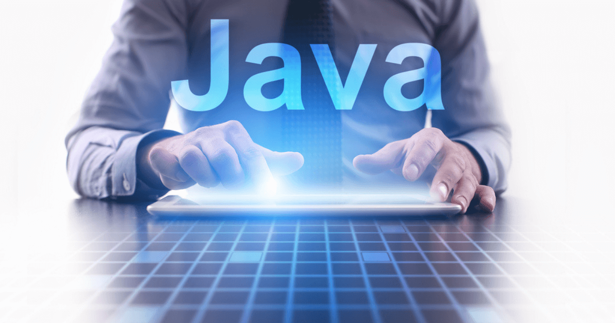 Un programador realiza desarrollo Java en una tablet sobre un escritorio.